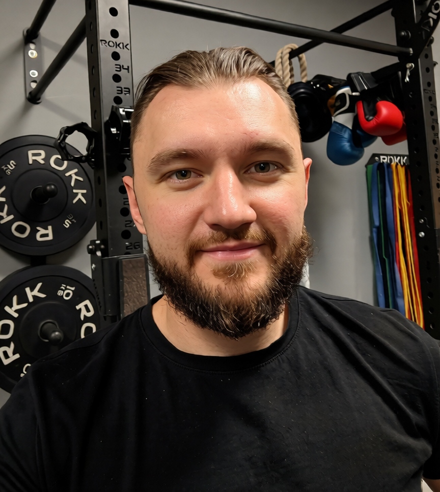 Marcin Grzelak — trener personalny podczas pracy z podopiecznym